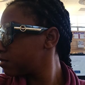 I m selling sport sun glasses